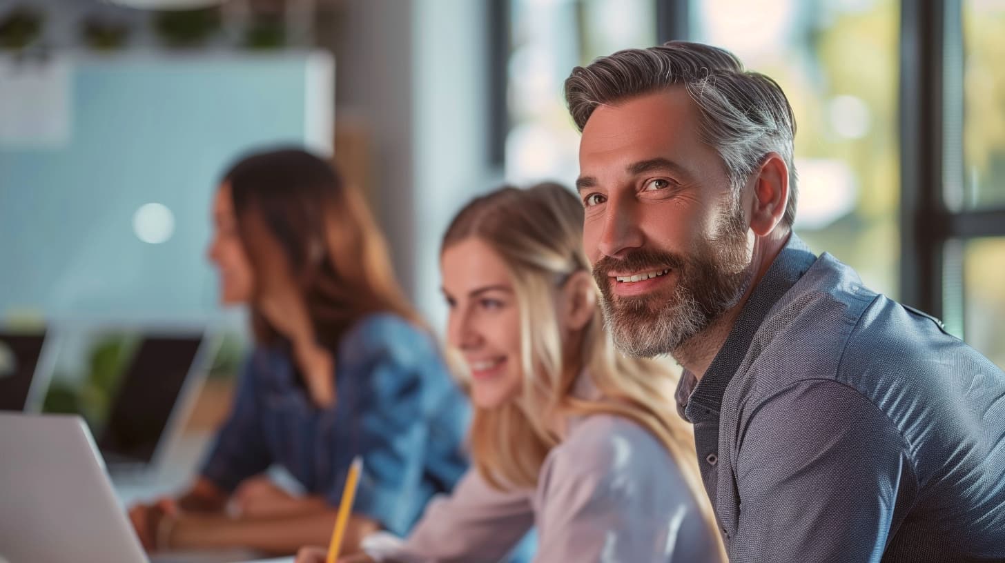 Manager coaching a team in a meeting, illustrating situational leadership and adaptive support.